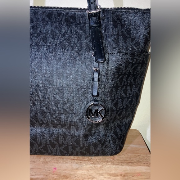 MICHAEL KORS BLACK JET SET TRAVEL SIGNATURE MD TOTE WOMENS HANDBAG PURSE - Picture 9 of 16